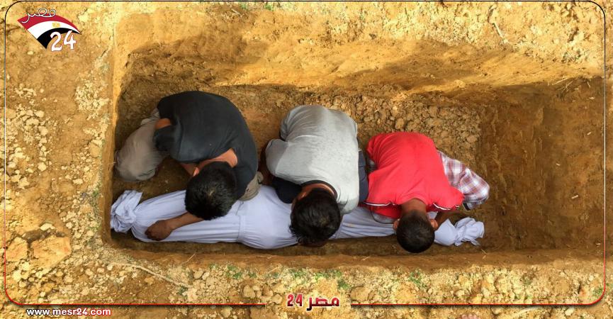 دفن طفل صغير مع الميت في قبر واحد