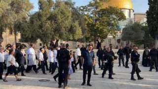 قيادي فلسطيني: الإسرائيليون نقلوا المعركة إلى باحات المسجد الأقصى
