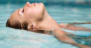 السباحة في الماء البارد تساعد في التخلص من دهون الجسم الضارة