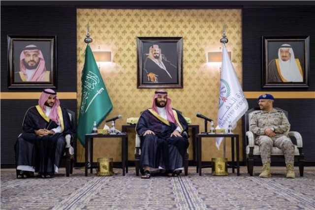 ولي العهد السعودي يلتقي وزير الدفاع وقيادات الوزارة