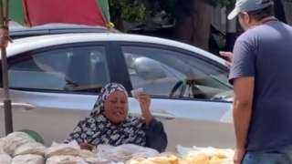 أبكي النشطاء.. موقف مؤثر لبائعة خبز تجاه جائع (فيديو)