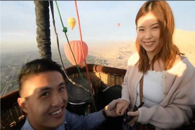 على متن بالون طائر.. سائح صيني يتقدم للزواج من حبيبته بالأقصر (شاهد)