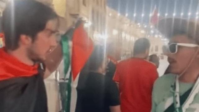 فيديو.. مشجع سعودي يصدم شخصا طلب منه ارتداء وشاح فلسطين في المونديال بقطر